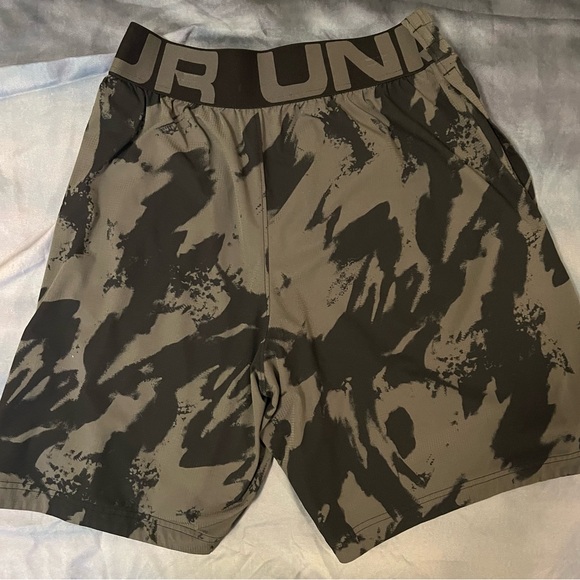 Two pair of men’s size medium Under Armour Dri-fit shorts - Picture 5 of 5